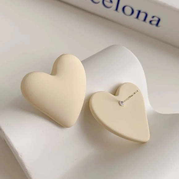 🤍 Awesome Large Matte Heart Stud Earrings 🤍 - Picture 2 of 4
